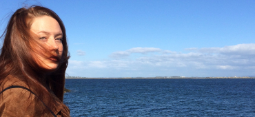 Suria mit Blick über das weite Meer